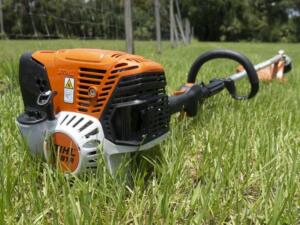 Geriausi benzininiai trimeriai 2026: TOP 5 STIHL modeliai